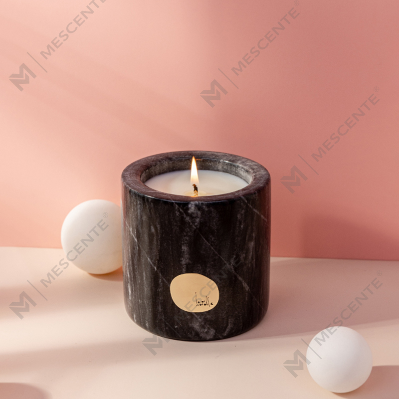 말린 꽃을 가진 사치품에 의하여 주문을 받아서 만들어지는 개인 상표 세라믹 홀더 Citta에 의하여 표시되는 냄새가 좋은 간장 ​​왁스 초