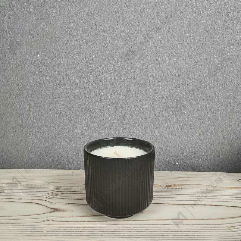 M&Scent 나무 뚜껑이 있는 도매 고급 세라믹 빈 사각형 매트 블랙 독특한 앰버 캔들 항아리